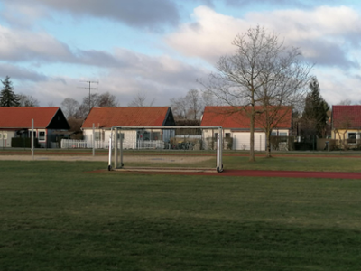 Sportplatz mit Beachvolleyballanlage